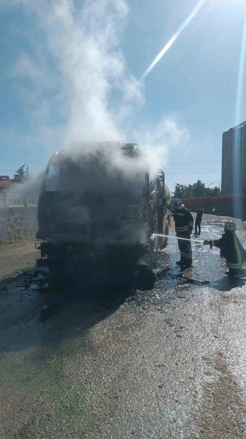 Afyonkarahisar'da boş tanker yangını çevredeki araçlara sıçramadan söndürüldü
