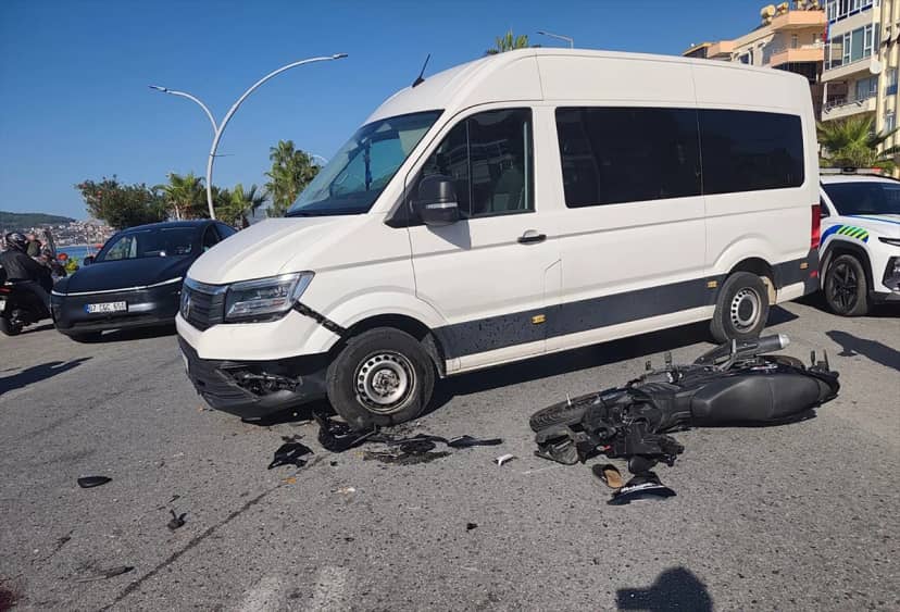 Alanya'da minibüsle çarpışan motosikletin 20 yaşındaki sürücüsü hastanede öldü