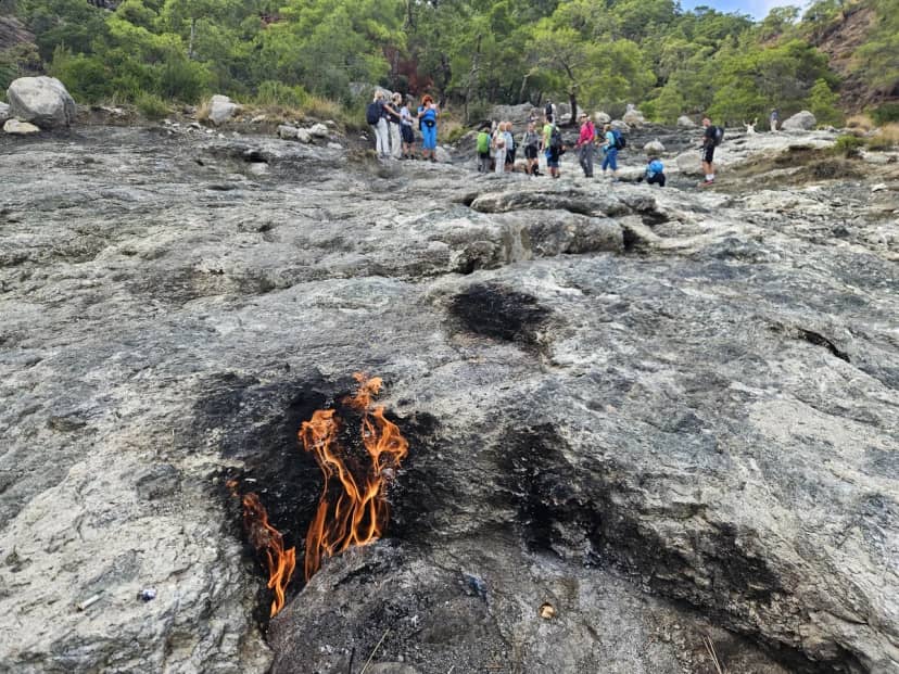 Antalya Kemer'de Yanartaş'ın bazı ateş çıkışları söndü, alevler sürüyor