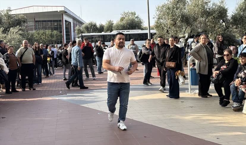 Aydın'da KPSS öncesi nüfus cüzdanını düşüren aday, babasının yardımıyla sınava girdi