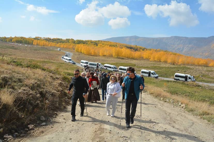 Doğaseverler Nemrut Kalderası’na akın etti! Eşsiz renklerle kaplı manzara hayran bıraktı