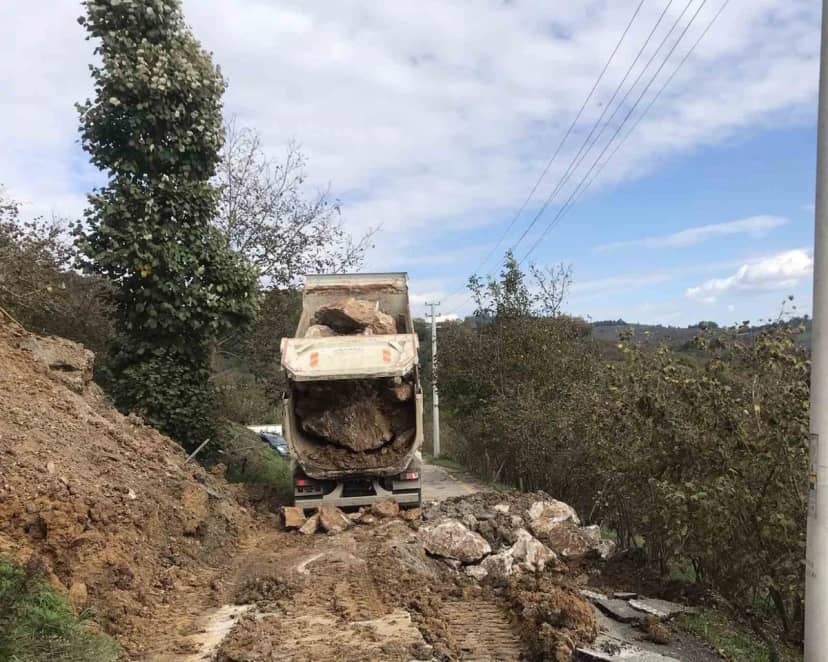 Düzce Çamlısu'da kayma yaşanan yol taş tahkimatı ve dolguyla stabilize edildi