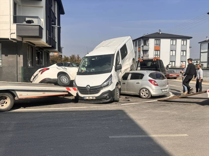 Düzce'de 3 aracın karıştığı kazada park halindeki araç yan yattı, 3 kişi yaralandı