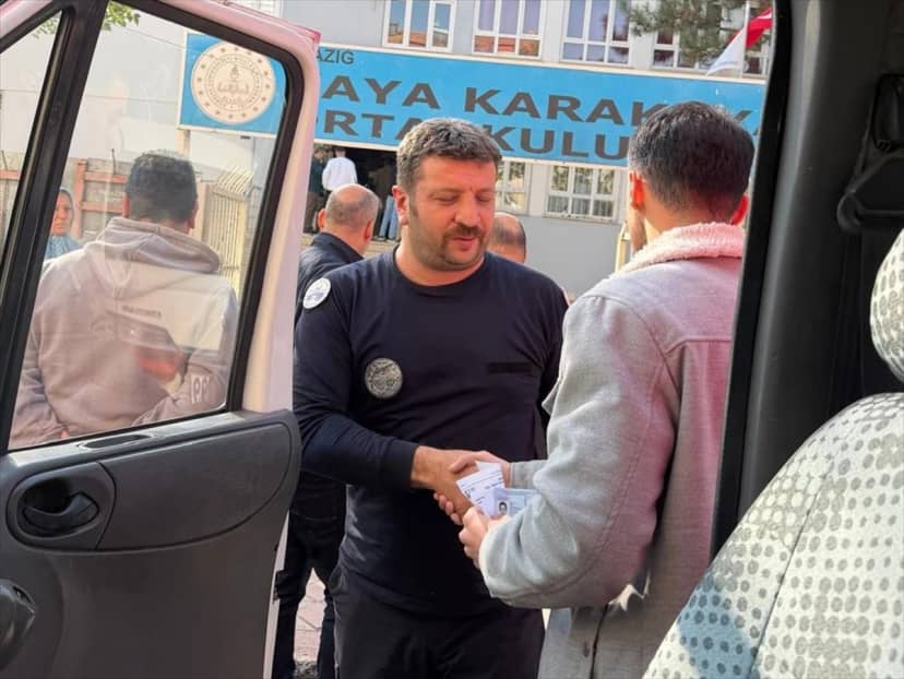 Elazığ'da asansörde mahsur kalan KPSS adayı itfaiye aracıyla sınava yetişti
