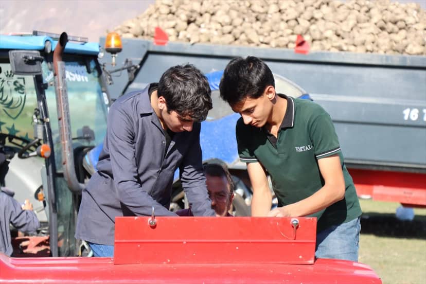 Erzincan'da meslek lisesi öğrencileri çiftçilerin traktörlerine ücretsiz bakım yaptı
