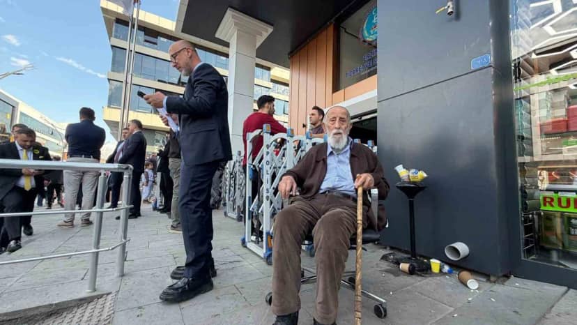 Erzincan TSO seçiminde 93 yaşındaki İsmail Akbaş tekerlekli sandalyeyle oy kullandı
