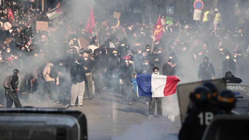 Fransa'da ikinci haftaya taşan protestolarda yaklaşık bin kişi gözaltına alındı