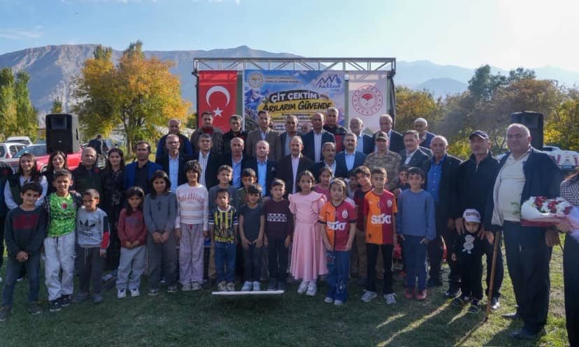 Hakkari'de arıcılara yüzde 75 hibeyle 262 elektrikli çit seti dağıtıldı