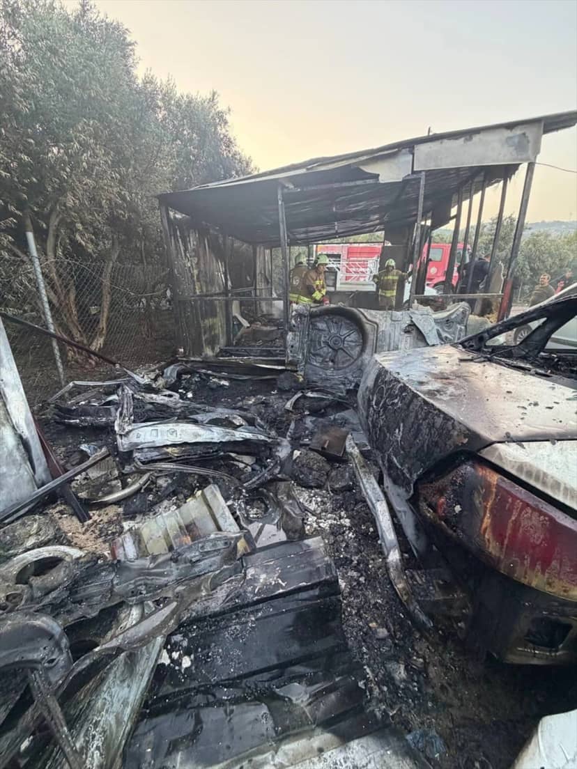 Hatay Samandağ'da oto galeri bahçesindeki kulübe yangını 3 araca sıçradı, söndürüldü