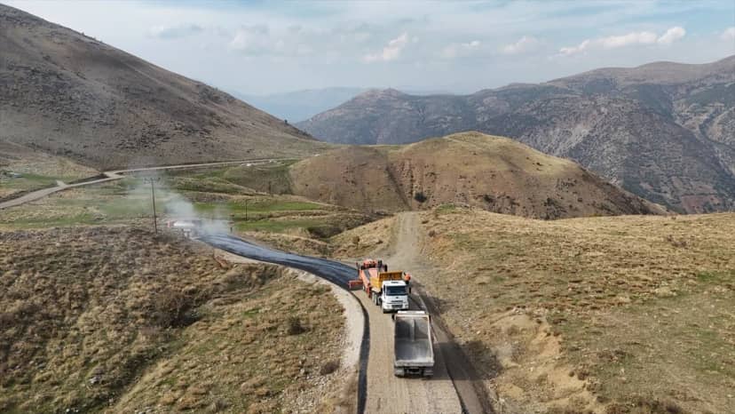 Hizan'da 13 kilometrelik grup yolunda asfaltlama çalışmaları sürüyor