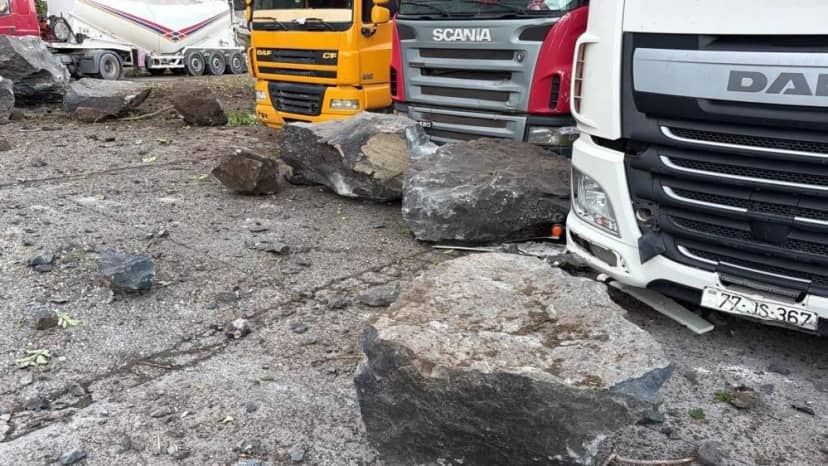 İşlek yolda dev kaya tehdidi! 30 kilometrelik hat tehlike saçıyor