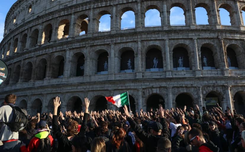 İtalya'da yaşam maliyeti ve silahlanma protestosunda Roma'da polis tazyikli su sıktı
