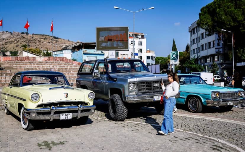 İzmir Klasik Otomobilciler Derneği'nin üyeleri klasik araçları Bergama'da sergiledi