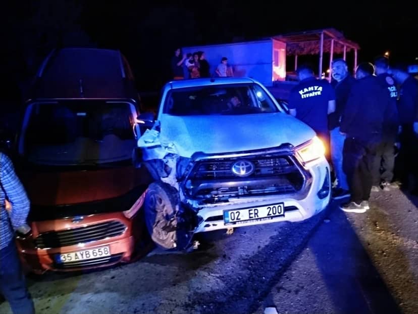 Kahta'da otomobil ile pikap çarpıştı, 8 yaralı hastaneye kaldırıldı