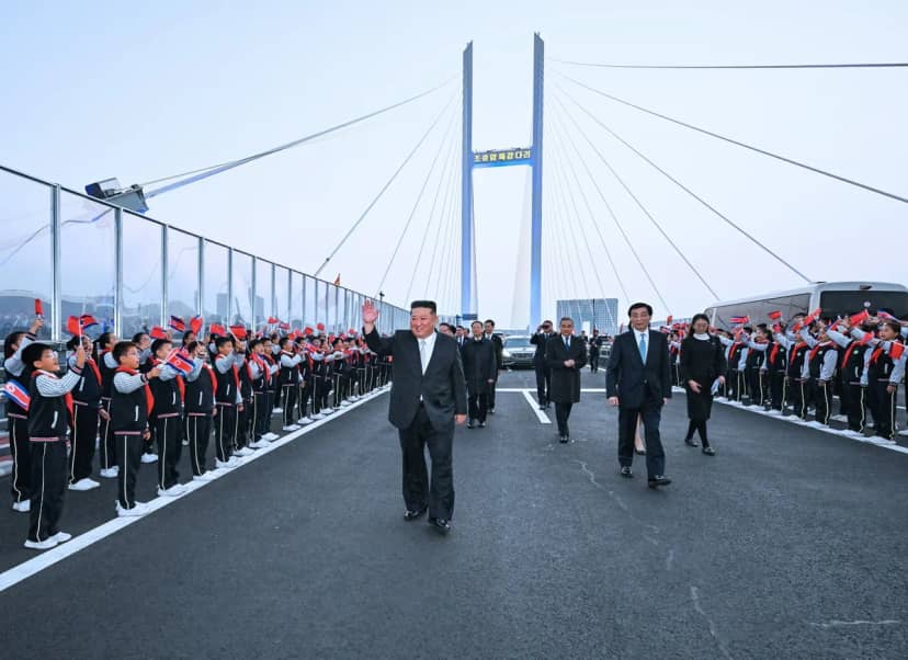 Kim Jong-un, Çin'in Dandong kentini Wang Huning'in eşliğinde ziyaret etti