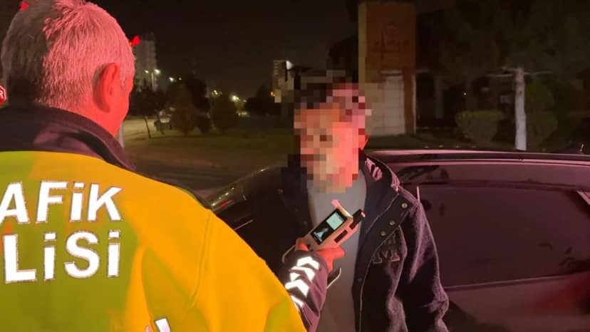 Kırmızı ışıkta uyuyakalan sürücüden pes dedirten sözler! Mesleğini söyleyip polisleri tehdit etti