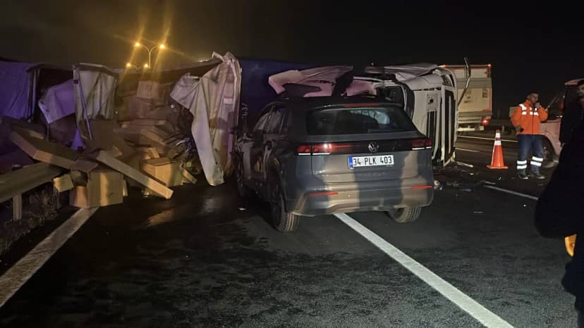 Kocaeli'de TEM Otoyolu'nda karşı şeride geçen TIR otomobile çarptı! Sürücü hayatını kaybetti, 2 yaralı