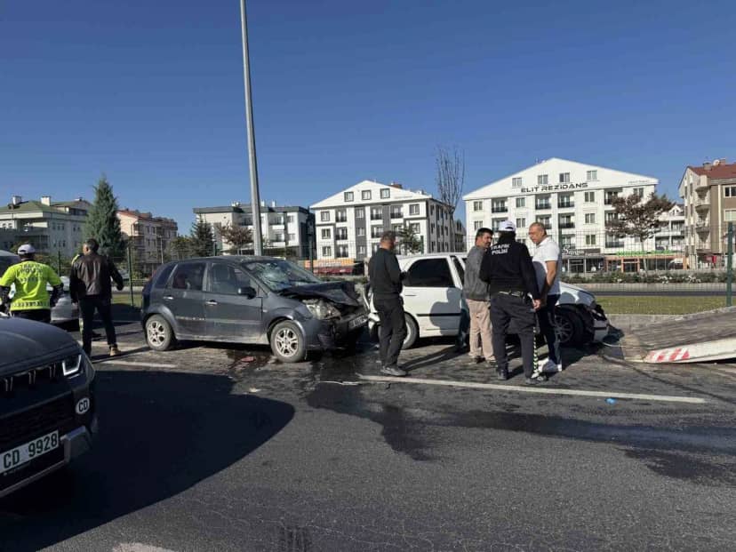 Nevşehir'de KPSS'ye giden öğrencilerin bulunduğu 5 araç kaza yaptı, 2 kişi yaralandı