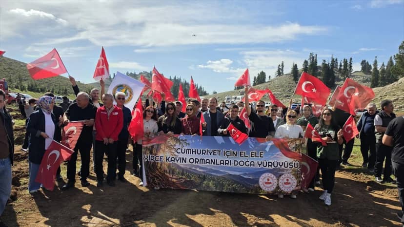 Osmaniye Sumbas'ta Cumhuriyet'in 103. yılı için fidan dikilip yürüyüş yapıldı