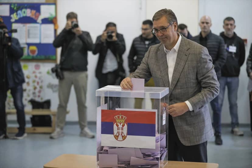 Sırbistan'da erken seçimde başbakan adayı Vucic Belgrad'da oy kullandı