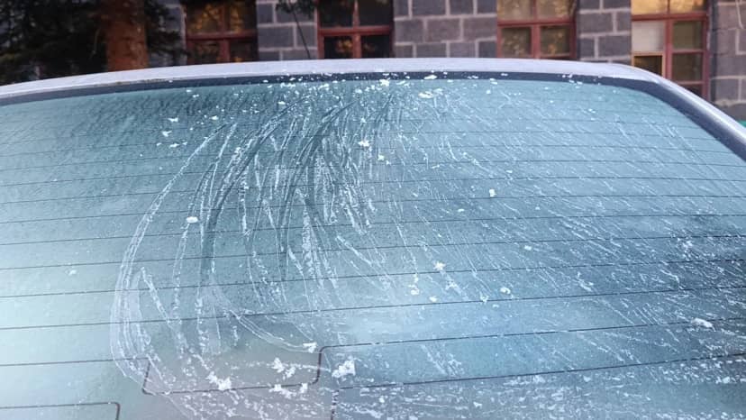 Termometreler eksi 6 derece! Araçların camı buz tuttu, her an kar yağabilir