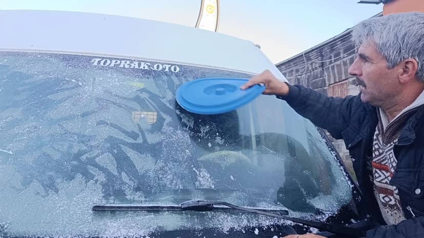 Termometreler eksi 6 derece! Araçların camı buz tuttu, her an kar yağabilir