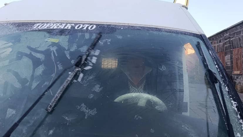 Termometreler eksi 6 derece! Araçların camı buz tuttu, her an kar yağabilir