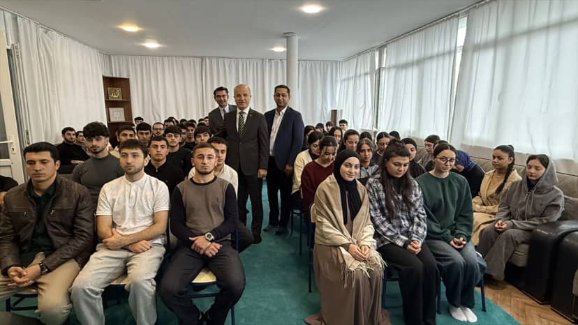 YÖK Başkanı Özvar, Tiflis'te öğrencilere Gürcüce ve İngilizce tavsiyesinde bulundu