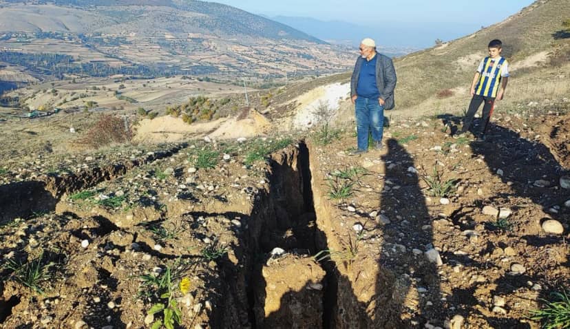 20 dönümlük tarlada korkutan görüntü! Ekime giden çiftçi fark etti, kocaman yarılmış