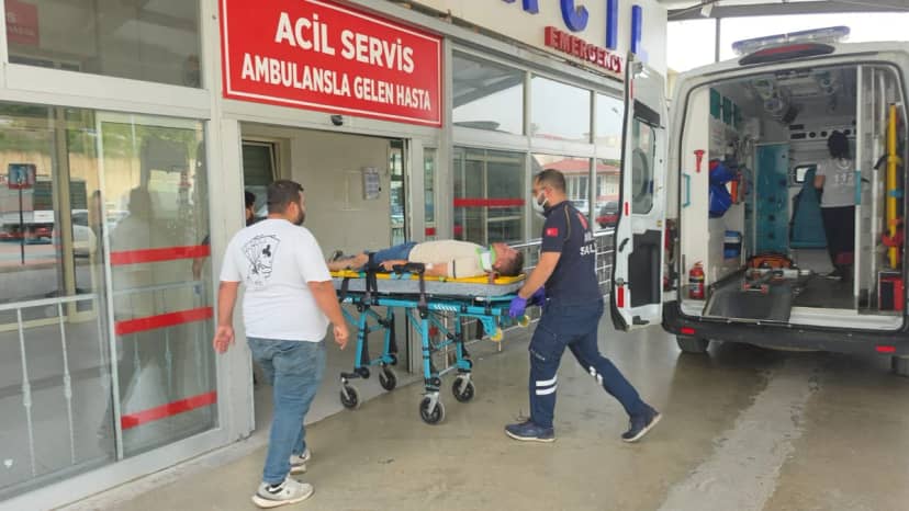 Adana Kozan'da otomobille çarpışan motosikletteki çift yaralandı, kaza kamerada