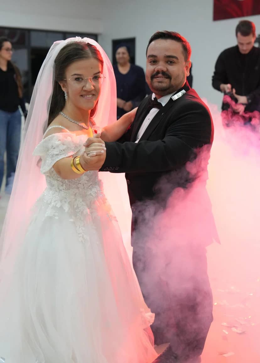 Akondroplazi hastası Ezgi ile Mert, 3 yıllık aşklarını düğünle taçlandırdı! Damat masaya çıkıp oynadı