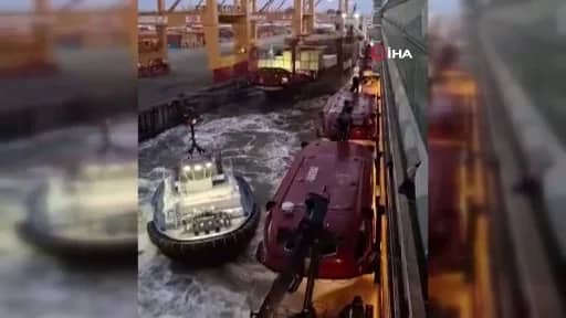 Almanya'da faciaya ramak kala! Dev kruvaziyer yük gemisine çarptı, korkunç anlar kamerada