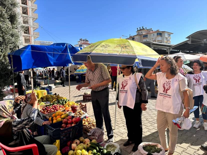 Anamur'da Kadın Meclisi pazar ziyaretinde kadın üreticilerin sorunlarını dinledi