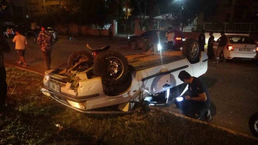 Antalya Muratpaşa'da refüje çarpan otomobil takla atıp ters döndü, sürücü yaralandı