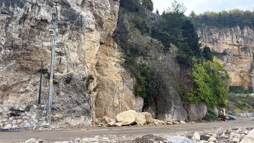 Bartın Amasra'da kayalar karavan alanına yuvarlandı, limanın bir kısmı kapatıldı