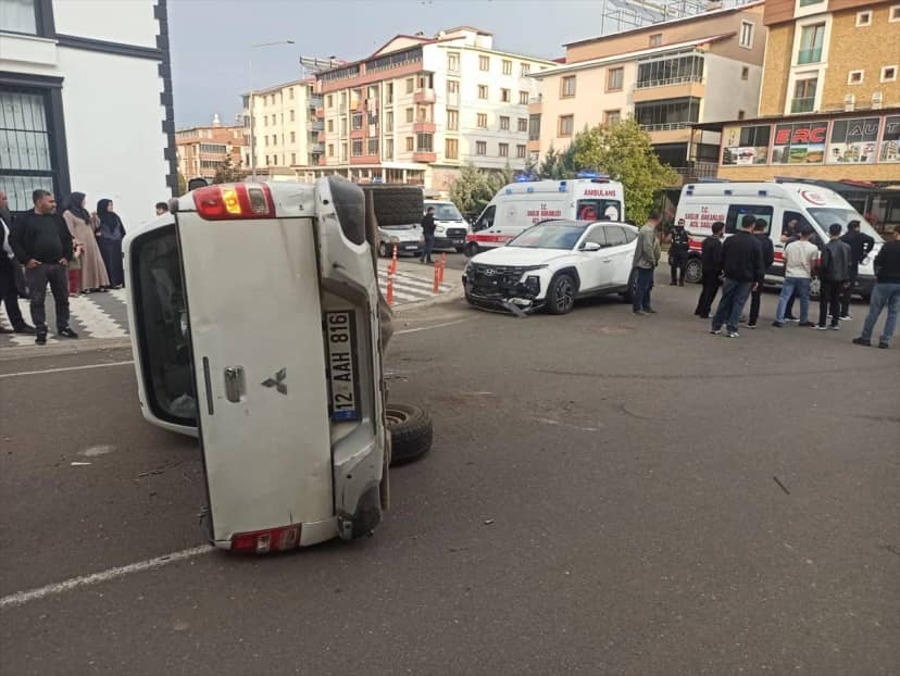 Bingöl'de pikap ve otomobilin çarpıştığı kazada 2 kişi yaralandı