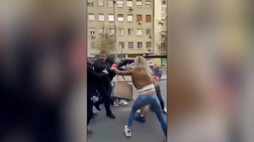 Bir ülke bunu konuşuyor! Ünlü iş insanı yanında çocuğu bulunan bir kadını tokatladı: Sonrasında meydan dayağı yedi 4