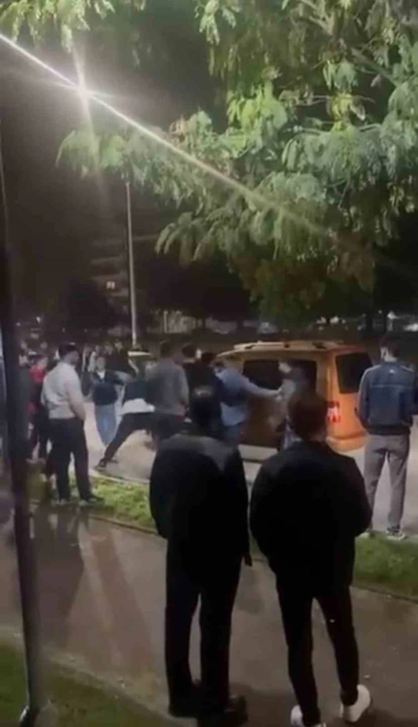 Bursa Yıldırım'da parkta tartışma kavgaya dönüştü, anlar amatör kameraya yansıdı