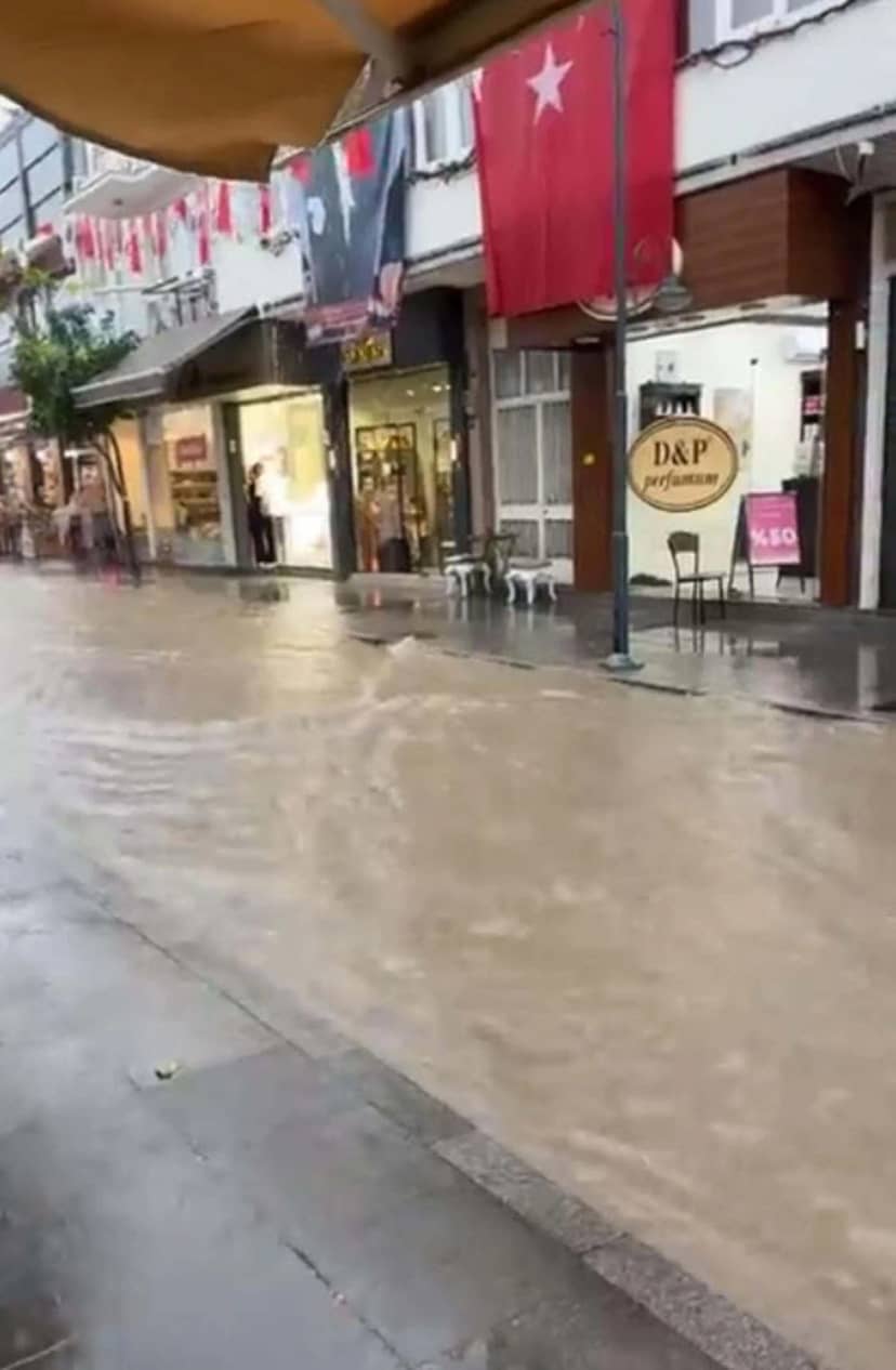 Çeşme'de sağanak cadde ve sokakları suyla doldurdu, sürücüler güçlük çekti