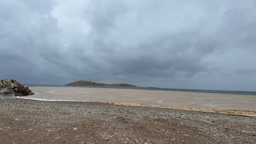 Datça'da Palamutbükü sahilinde çamur denize karıştı, deniz kahverengiye döndü