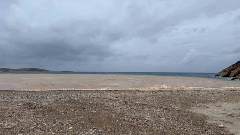 Datça'da sağanak, Palamutbükü kıyılarında deniz suyunun rengini değiştirdi