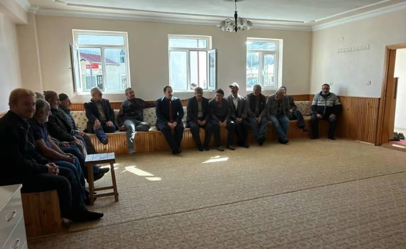 Demirözü Kaymakamı Ahat, Otlukbeli ve Elmalı köylerinde vatandaşları dinledi