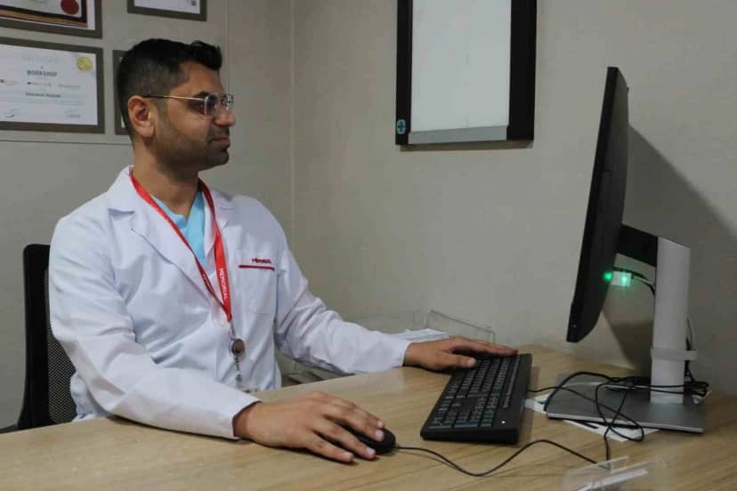 Diyarbakır'da cildiye uzmanı, merdiven altı kozmetiklerin kanser riskine dikkat çekti