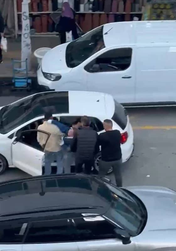 'Dövüş antrenörüyüm' dedi, yumruk attı! Trafiğin ortasında korku dolu anlar