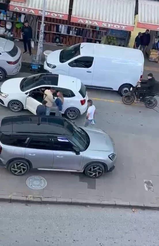 'Dövüş antrenörüyüm' dedi, yumruk attı! Trafiğin ortasında korku dolu anlar