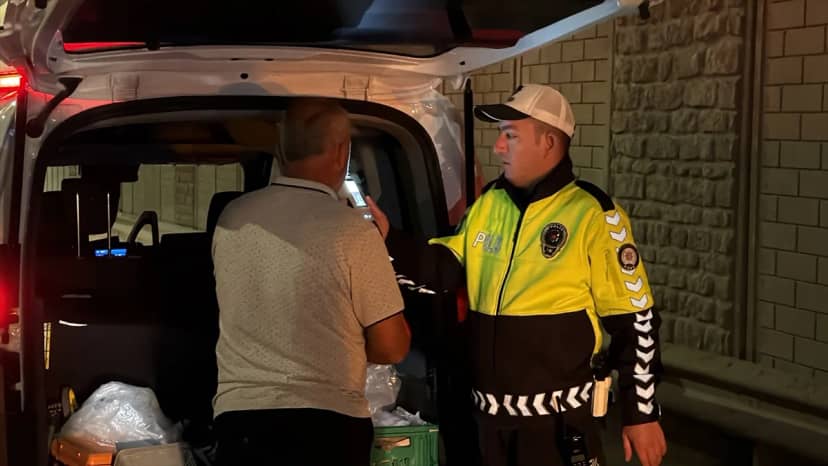 Eskişehir'de marul yüklü kamyonet devrildi, sürücü kazayı yara almadan atlattı