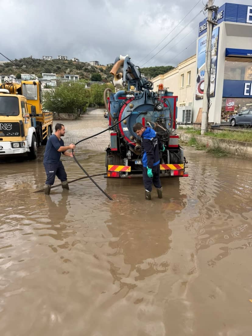 Etkisi yarın da sürecek! Dereler taştı, duvarlar yıkıldı, feribotlar iptal, Muğla’da yeni sağanak alarmı