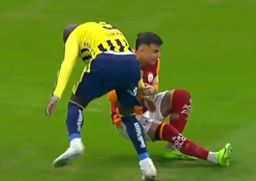 Galatasaray-Fenerbahçe derbisi kavgayla başladı! Sahada ortalık karıştı 1
