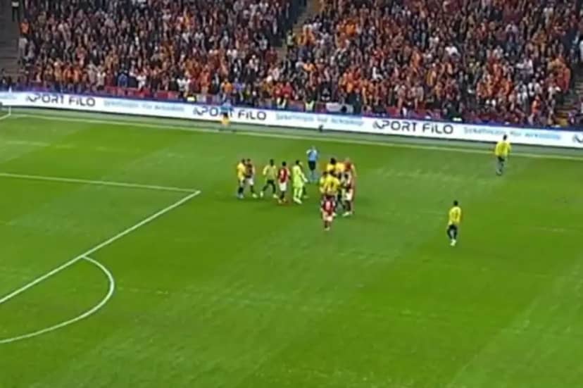 Galatasaray-Fenerbahçe derbisi kavgayla başladı! Sahada ortalık karıştı 2