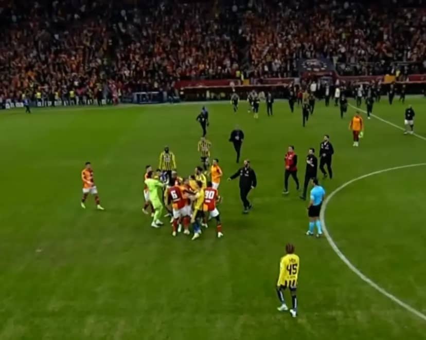 Galatasaray-Fenerbahçe derbisinin ardından saha karıştı! Kerem Aktürkoğlu ve Sallai birbirine girdi 1